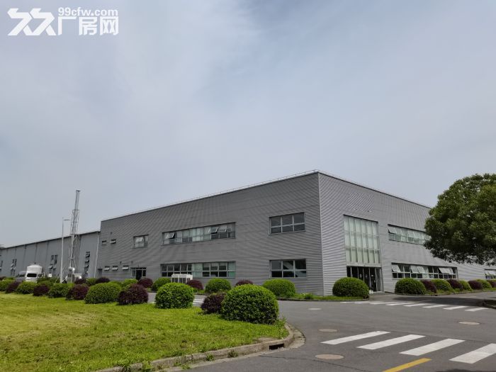 松江工业区104板块厂房新飞路2400平方单层丙二类厂房出租，证件齐全