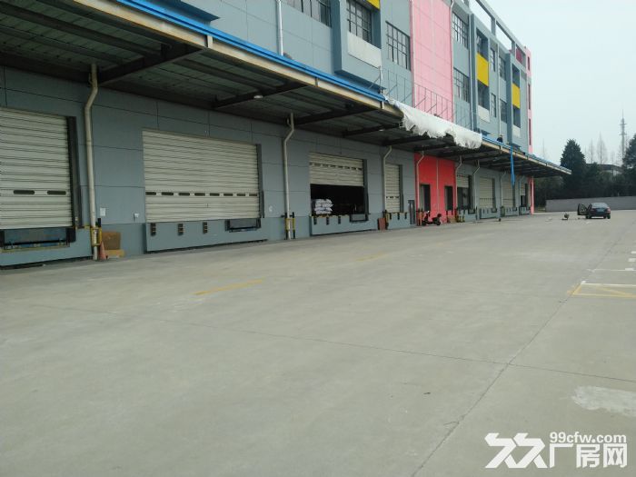 出租青浦工业园高平台仓库10000m²自带货梯，卸货雨棚，可谈