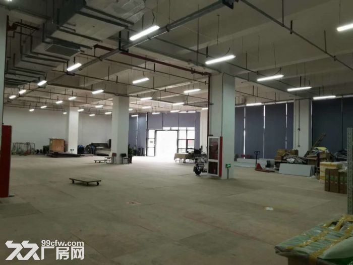 张江广兰路地铁站 底楼1000平 马路沿线展厅出租